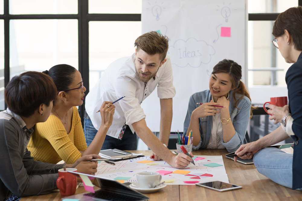 Profissionais graduados na área do Marketing durante trabalho